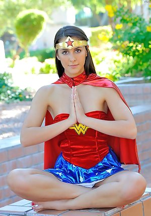 Wonder Woman cosplayer shows her pussy while chilling in public